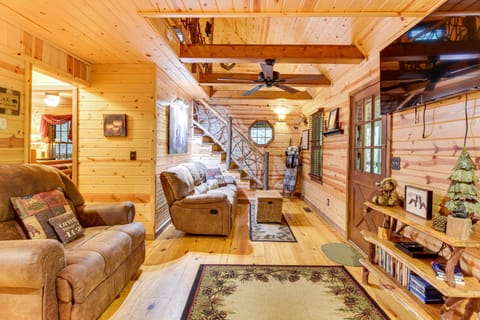 5 Mi to Unicoi State Park & Lake: Hot Tub Haven! House in White County