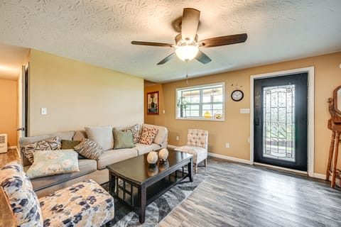 6 Mi to Lake Liberty: Pet-Friendly Home w/ Yard House in Kentucky