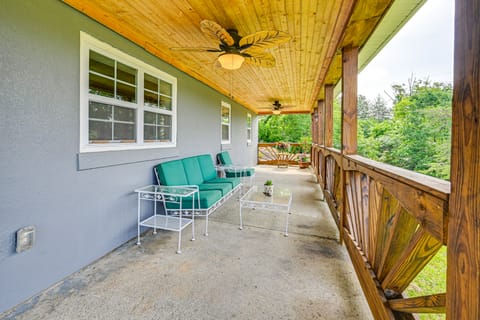 6 Mi to Lake Liberty: Pet-Friendly Home w/ Yard House in Kentucky