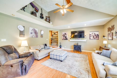 14 Mi to Dtwn Louisville: Holiday Vacation Home! House in Louisville