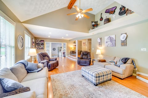 14 Mi to Dtwn Louisville: Holiday Vacation Home! House in Louisville