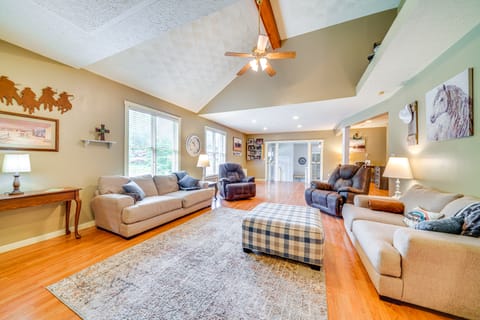 14 Mi to Dtwn Louisville: Holiday Vacation Home! House in Louisville