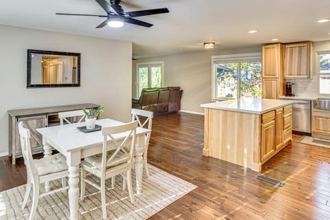 Golf, Hike, Dine & Relax: Home in Port Orchard House in Port Orchard