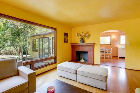 Near Golf, Trails & Parks: Lush Pinole Retreat House in Hercules
