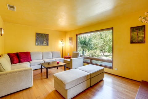 Near Golf, Trails & Parks: Lush Pinole Retreat House in Hercules