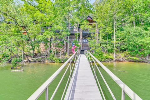 Upscale Getaway on Smith Lake w/ Boat Dock House in Lewis Smith Lake