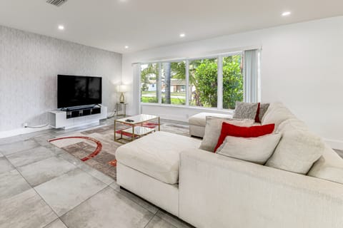 Outdoor Oasis, Games: Sleek Home 8 Mi to Hard Rock House in Hollywood