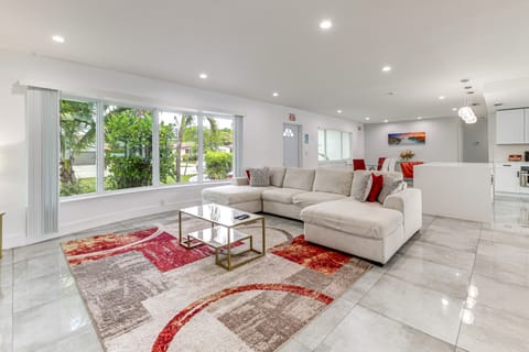 Outdoor Oasis, Games: Sleek Home 8 Mi to Hard Rock House in Hollywood