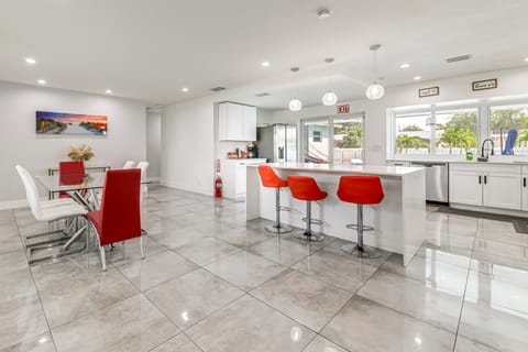 Outdoor Oasis, Games: Sleek Home 8 Mi to Hard Rock House in Hollywood