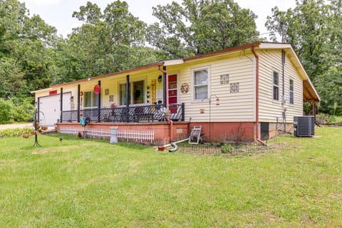 < 1/2 Mi to Lake: Secluded Gem in Cherokee Village House in Cherokee Village
