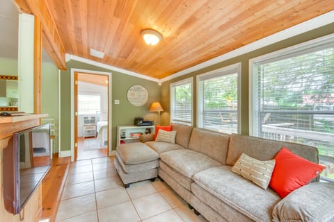 Waterfront Cabin w/ Private Dock on Lake Hartwell! House in Reed Creek