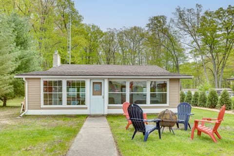 Baldwin Lakefront Home: ATV trails, firepit, fish Cottage in Michigan