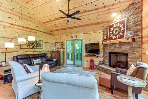 10 Mi to Main St Murphy: Cabin w/ Covered Deck! House in Tennessee