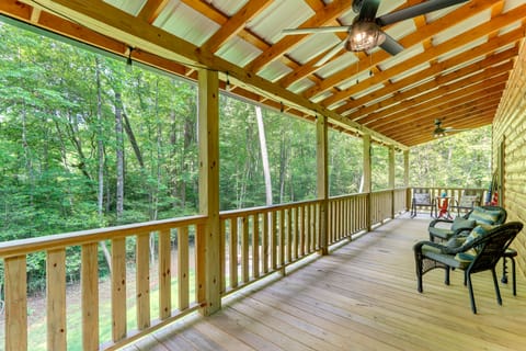 10 Mi to Main St Murphy: Cabin w/ Covered Deck! House in Tennessee