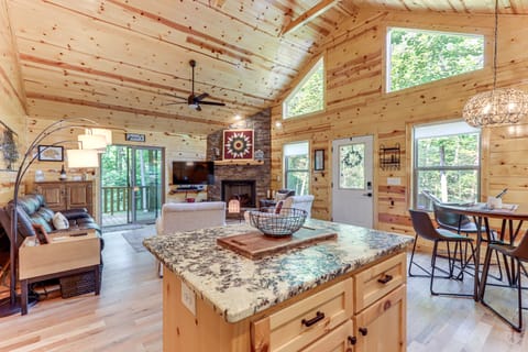 10 Mi to Main St Murphy: Cabin w/ Covered Deck! House in Tennessee