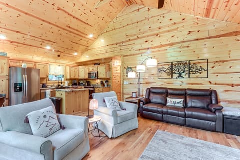 10 Mi to Main St Murphy: Cabin w/ Covered Deck! House in Tennessee