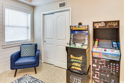 Apt 3 Mi to Beach & Daytona Boardwalk Amusements! Apartment in Holly Hill