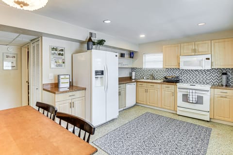 Apt 3 Mi to Beach & Daytona Boardwalk Amusements! Apartment in Holly Hill