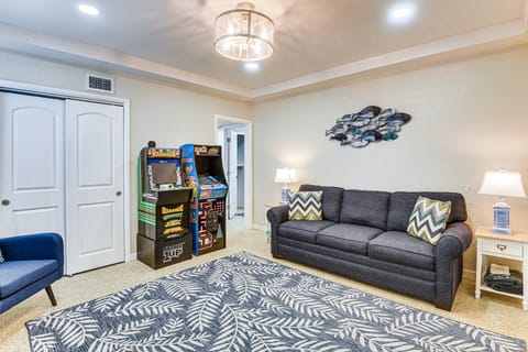 Apt 3 Mi to Beach & Daytona Boardwalk Amusements! Apartment in Holly Hill