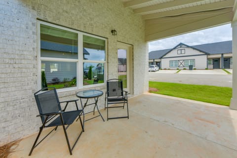 5 Mi to Auburn University: Sleek Townhome w/ Patio Apartment in Opelika