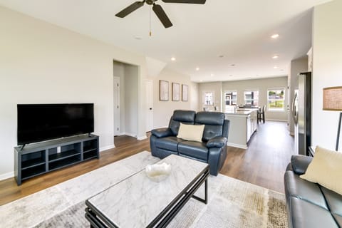 5 Mi to Auburn University: Sleek Townhome w/ Patio Apartment in Opelika