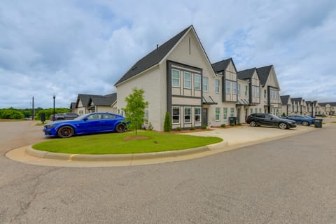 5 Mi to Auburn University: Sleek Townhome w/ Patio Apartment in Opelika