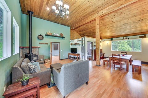 Rustic & Modern Home w/ Forest Views in Newport! House in Washington