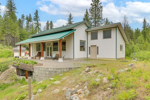 Rustic & Modern Home w/ Forest Views in Newport! House in Washington