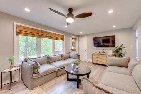 Game Room & Deck: Family Home in Tobyhanna! House in Tobyhanna