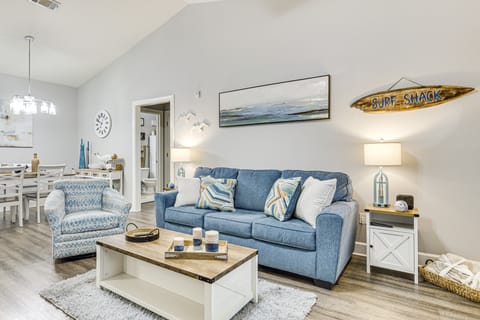 3 Mi to OWA: Modern Condo w/ Resort Pool! Apartment in Foley