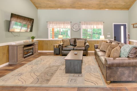 15 Mi to Pigeon River Rafting: Newly Built Cabin! House in Douglas Lake