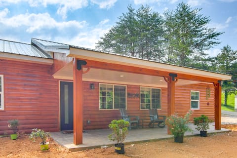 15 Mi to Pigeon River Rafting: Newly Built Cabin! House in Douglas Lake