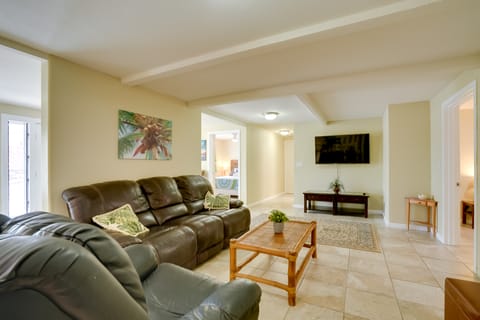 7 Mi to Waikiki: Airy Retreat Near Shops & Eats! Apartment in Honolulu