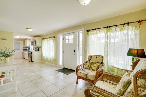 7 Mi to Waikiki: Airy Retreat Near Shops & Eats! Apartment in Honolulu