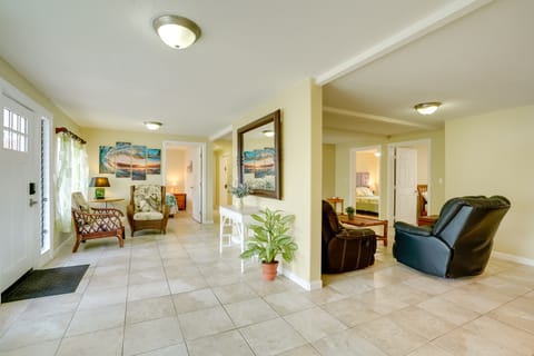 7 Mi to Waikiki: Airy Retreat Near Shops & Eats! Apartment in Honolulu