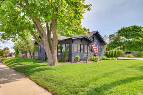 Walk to Dtwn: Cozy Home w/ Fireplace in Charlevoix House in Charlevoix