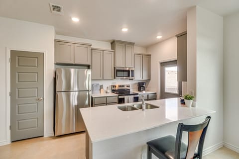 2 Mi to Dtwn Dining! Pet-Friendly Temple Townhome Apartment in Temple