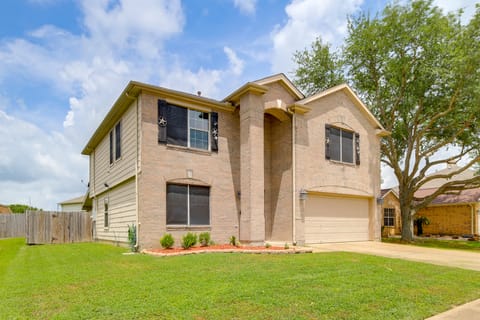 7 Mi to Downtown Baytown: Spacious Home w/ Yard House in Baytown