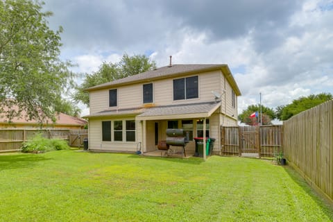 7 Mi to Downtown Baytown: Spacious Home w/ Yard House in Baytown