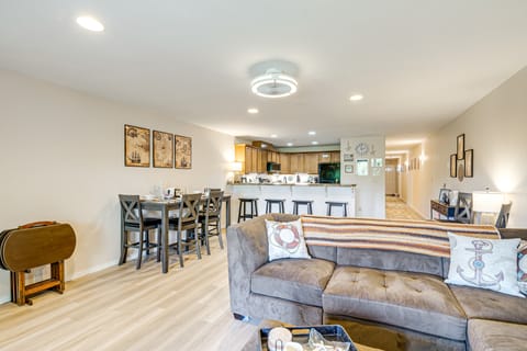 23-Mile Canal On-Site: Condo in Ocean Shores! Apartment in Ocean Shores