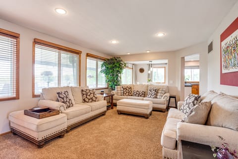 Walk to Rec Center: Spacious Highlands Ranch Home House in Highlands Ranch