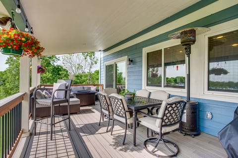 Walk to Rec Center: Spacious Highlands Ranch Home House in Highlands Ranch