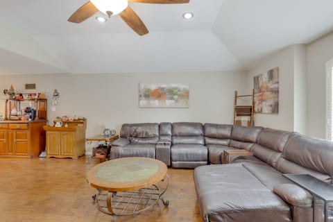 5 Mi to Lewisville Lake: Couple's Retreat w/ Yard House in Lewisville