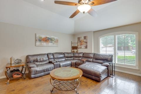 5 Mi to Lewisville Lake: Couple's Retreat w/ Yard House in Lewisville