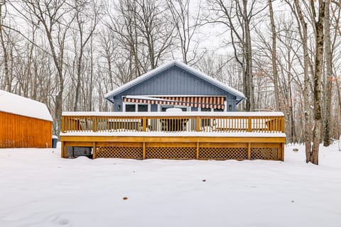 Wooded Country Home w/ Spacious Deck in Farwell! House in Michigan