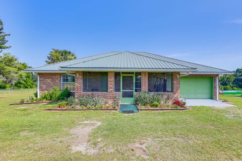 BBQ Ready: Hawthorne Home w/ Screened-In Patio House in Florida