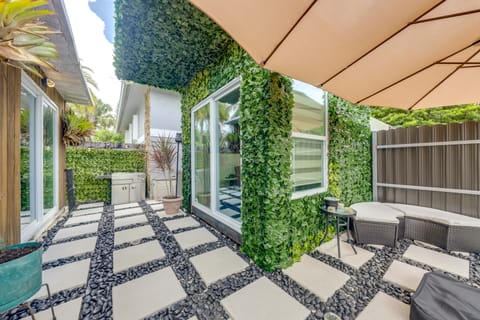 Mod Bungalow w/ Ultra-Private Outdoor Hang Space! Apartment in West Park