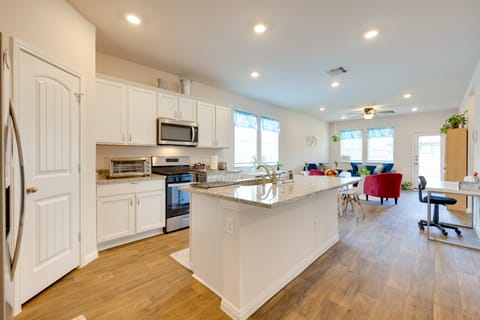 Remote Working Hub w/ Yard in South Austin Suburbs House in Kyle