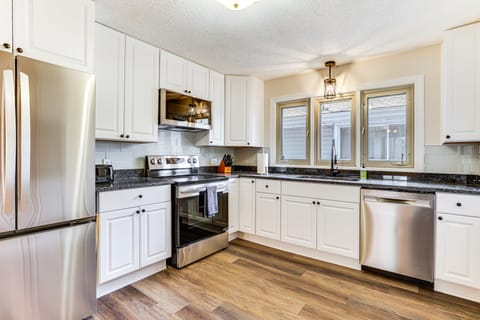 8 Mi to Central Minneapolis: Modern Home w/ Yard House in Richfield