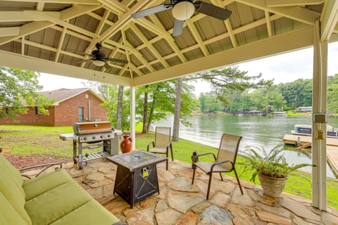 Waterfront Gem on Lake Martin w/ Kayaks & Dock! House in Lake Martin
